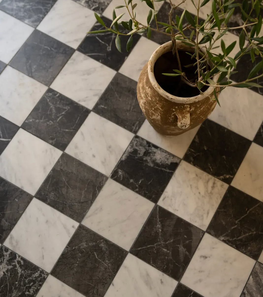 Piazzetta in Carrara + Nero Marquina