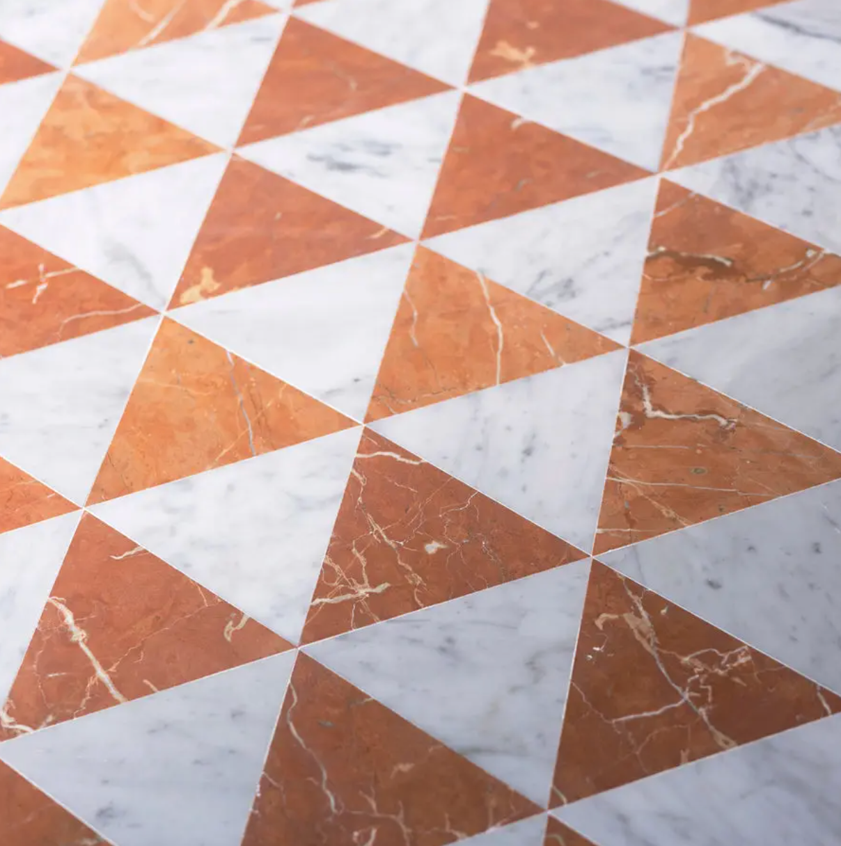 Isola in Carrara + Rosso Alicante